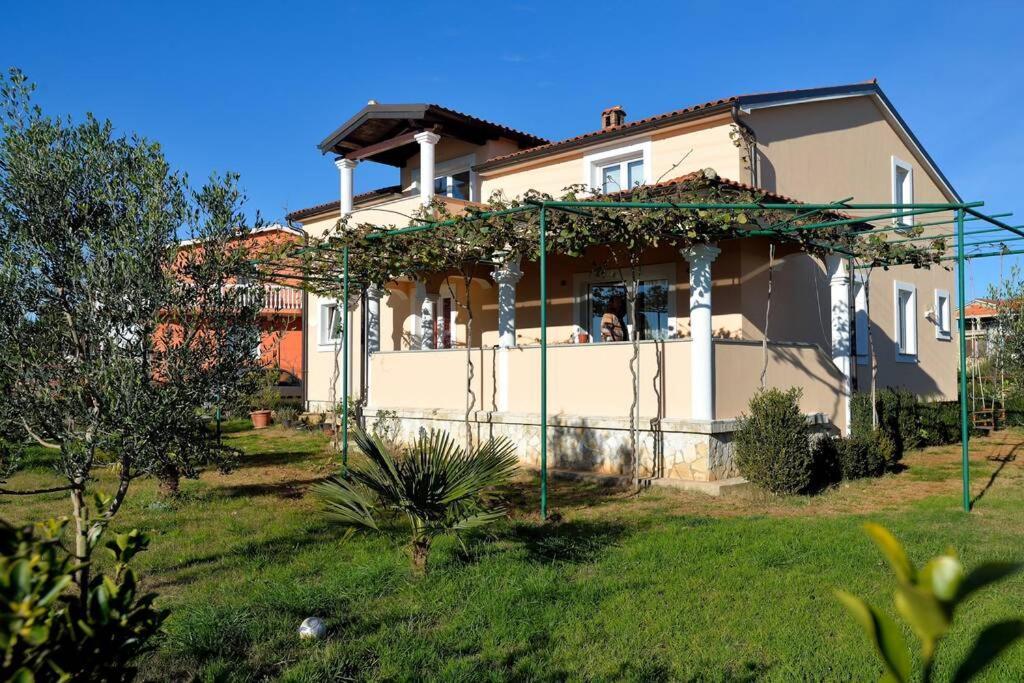 Comfortable Apartment Near Pula Marcana Exterior photo